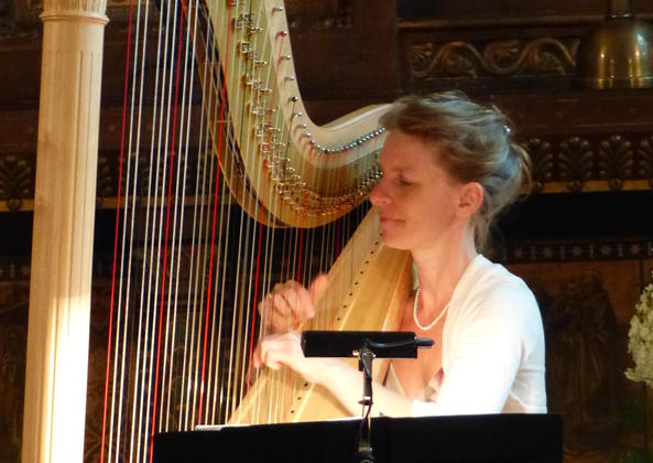 Eva Bäuerle-Götz entlockte ihrem Instrument zauberhafte Klänge - und bewies, dass Harfe sogar Jazz kann. Foto: Christoph Falley 