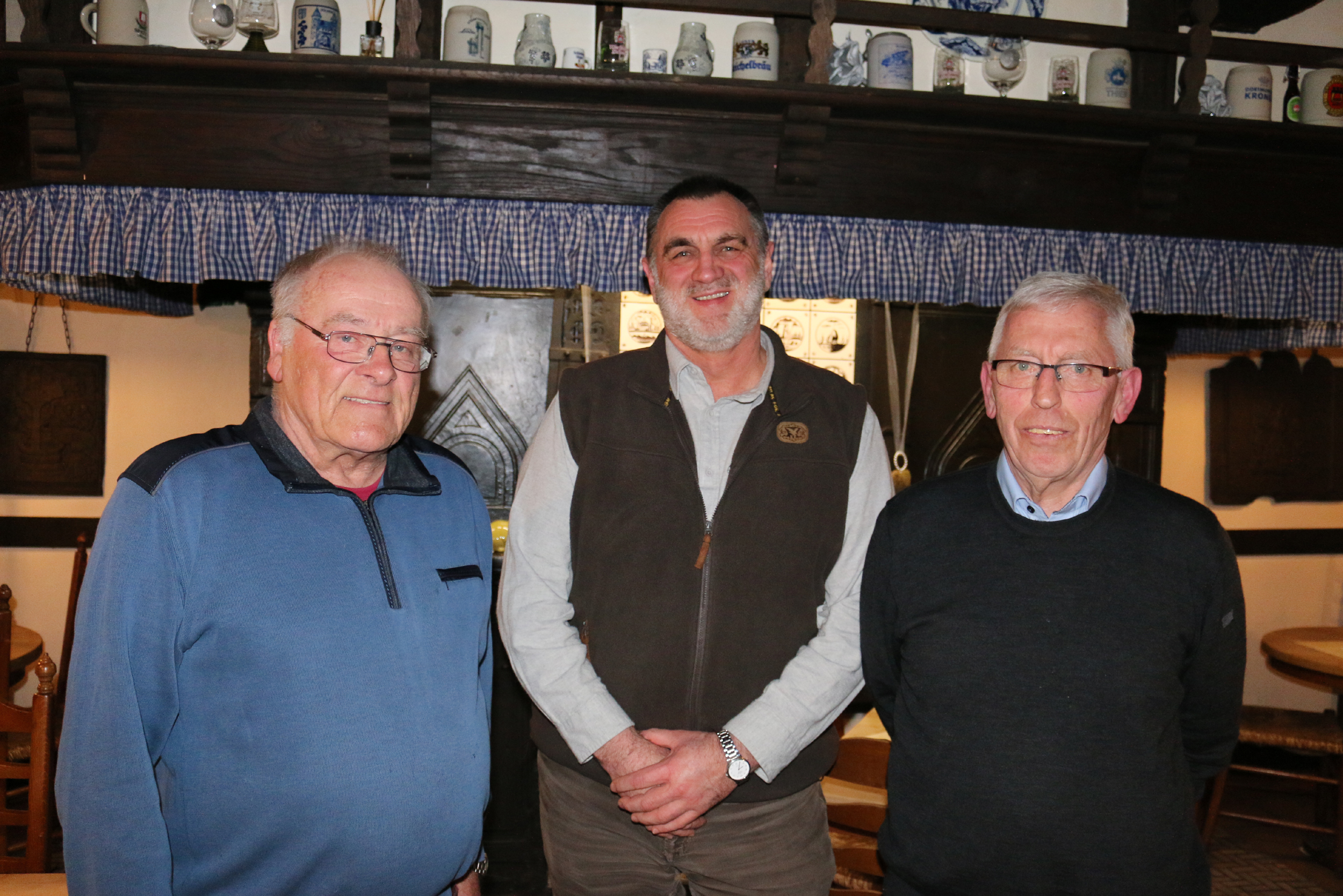 Bernhard Lammers (r.), Vorsitzender der Ortsgemeinschaft, bedankte sich bei Karl-Heinz Volmer (l.), der zehn Jahre lang als Kassierer im Vorstand mitgearbeitet hatte, und begrüßte dessen Nachfolger Bernd Pape.