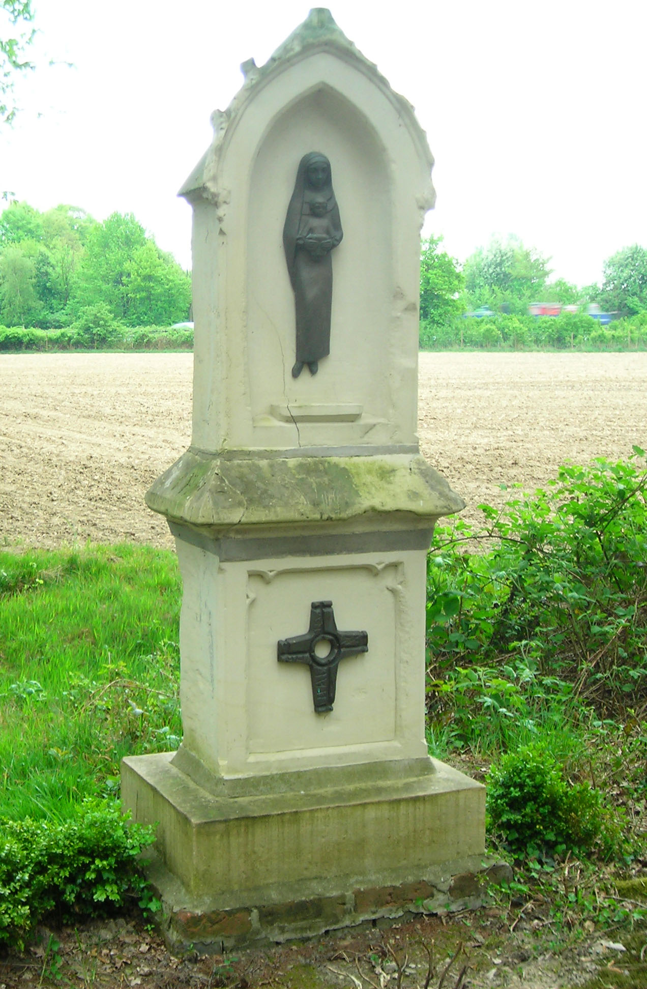 Alter Bildstock aus Sandstein mit Madonna aus Bronze am Hof Schulze Averbeck in Limbergen