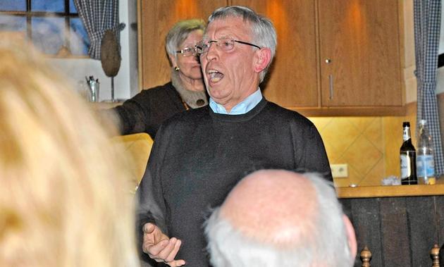 Bernhard Lammers berichtete den Vereinen im Großen Spieker von den Bulderner Aktivitäten in diesem und im kommenden Jahr. Foto: Michalak
