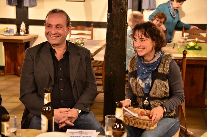 Über die tolle Aktion freute sich besonders Ute Thaleikis-Carstensen (re.), die stellvertretend für die KIWO Dülmen die Spende von Michael Rosendahl (li.) in Empfang nahm.