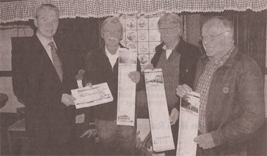 Martin Herding (l.) vom Vorstand der Volksbank Buldern überreicht eine Spende in Höhe von 500 Euro an (v.l.) Hans Streitenberger, Hans Klöpper und Karl-Heinz Volmer von der Ortsgemeinschaft.