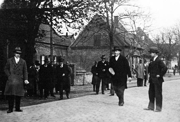 Früher wurde in Anzug und Zylinder auf der Weseler Straße gehasselt. Foto: Archiv 