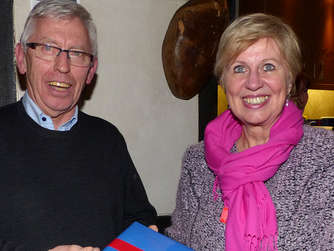 Bernhard Lammers, Vorsitzender der Ortsgemeinschaft Buldern, bedankte sich bei Bürgermeisterin Lisa Stremlau mit einem Geschenk für ihren Besuch beim Stammtisch.
