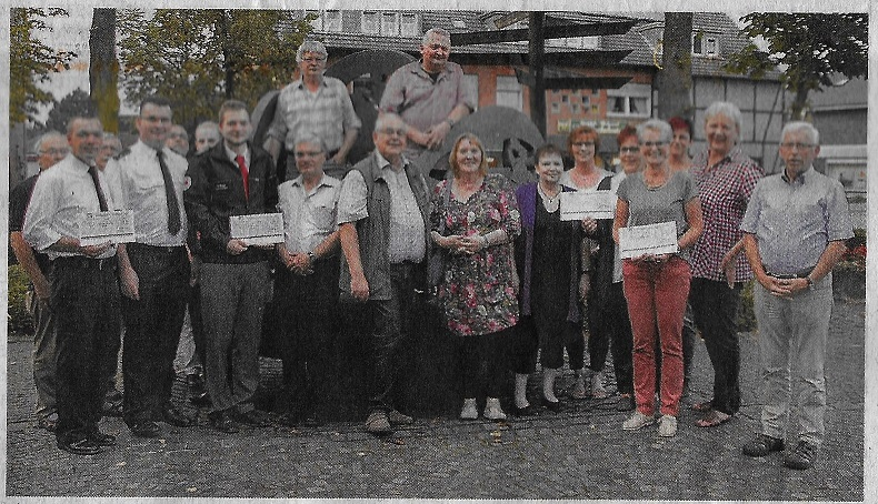 Gleich vier Spendenschecks überreichte die Ortsgemeinschaft Buldern am Donnerstagabend. Unterstützt werde Kleiner Chor, Löschzug, DRK und die Grundschule