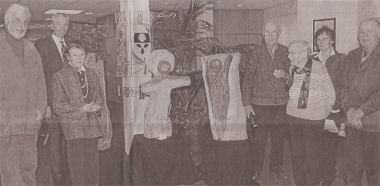 Klaus Jahn (l.) stellt seine drei Baumengel in der Volksbank in Buldern aus. Hausherr Martin Herding (2.v.l.) begrüßte unter anderem die Zeitzeugen Eva Degener (3.v.L), Hubert Schäpers (4.v.r.), Margret Balster (2.v.r.) und Bernhard Balster (r.).