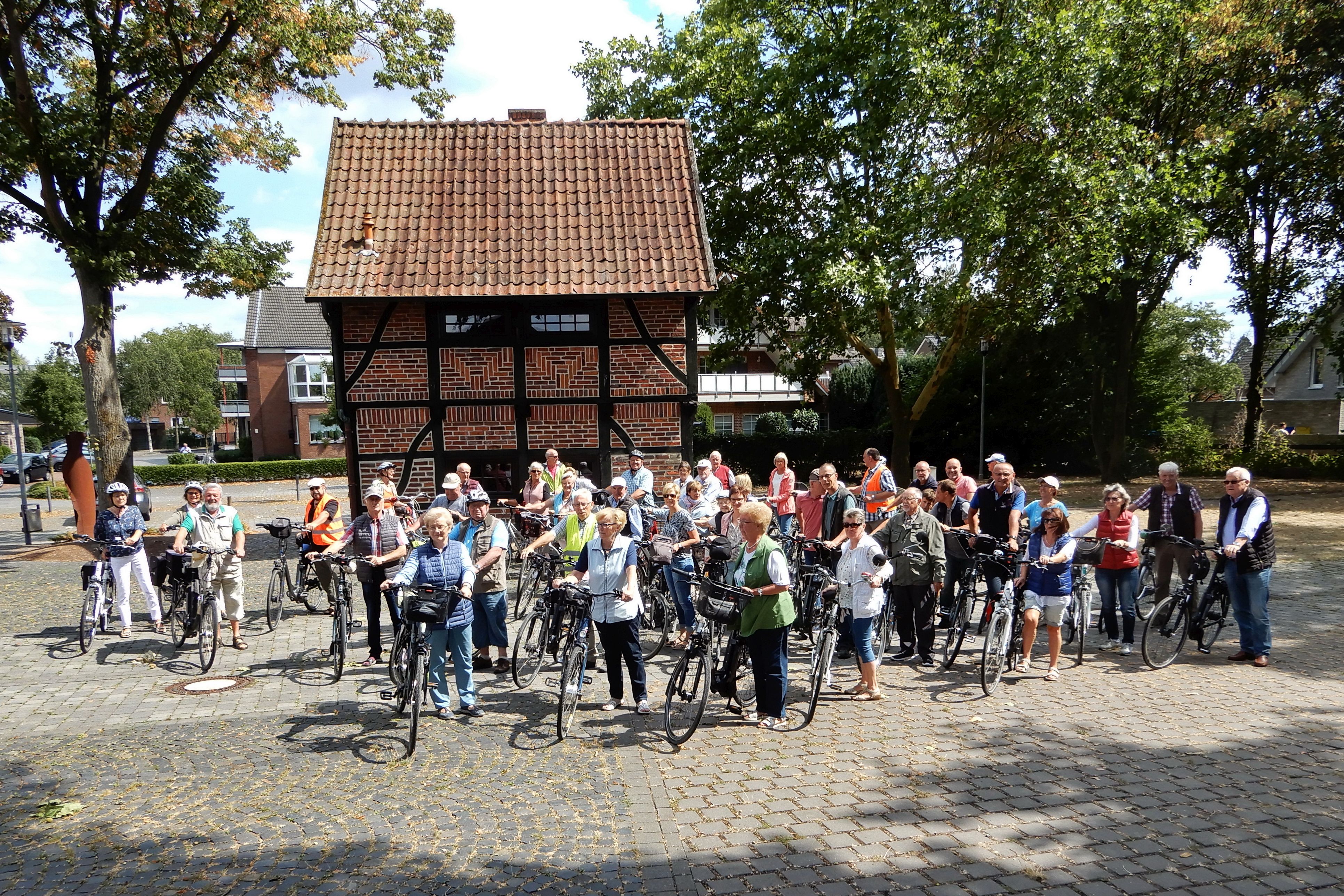 Zur Radtour nach Appelhülsen trafen sich die Aktiven der Ortsgemeinschaft Buldern