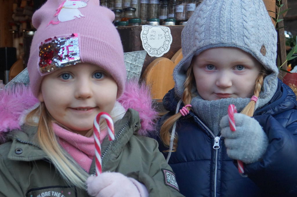 Zuckerstangen bekamen diese jungen Weihnachsmarkt-Besucher in Buldern von einer Händlerin geschenkt. Foto: Kerstan