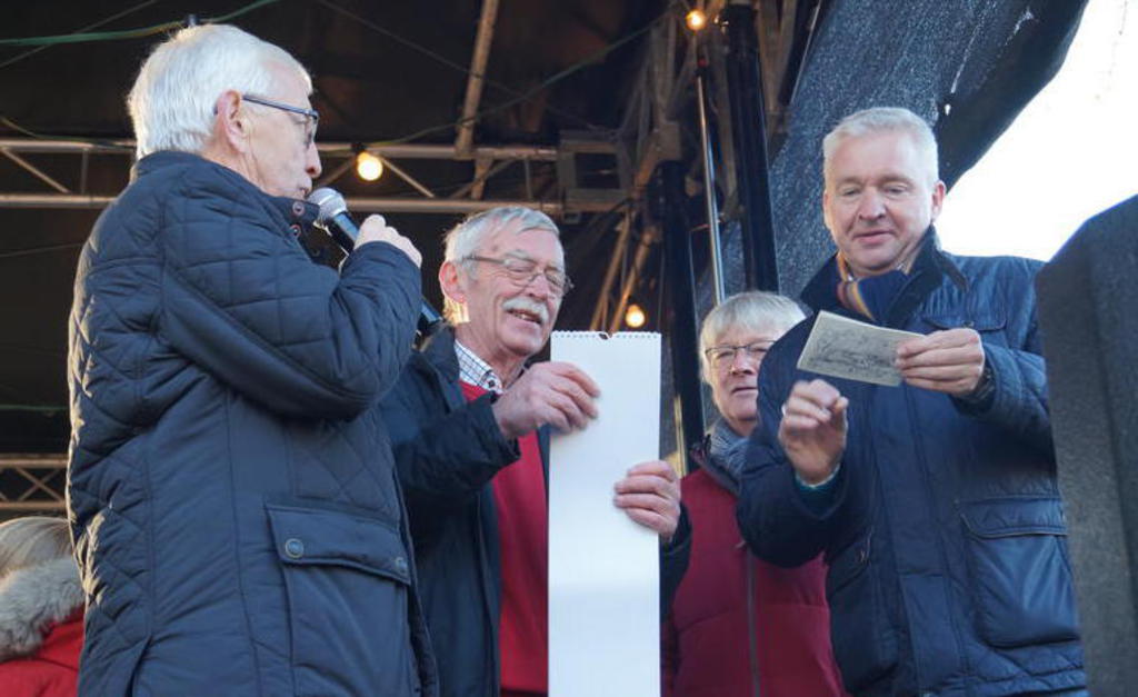 Als Dank für die 500-Euro-Spende gab es für Martin Herding (r.) von der Volksbank ein Exemplar des Buldern-Kalenders. Foto: Kerstan