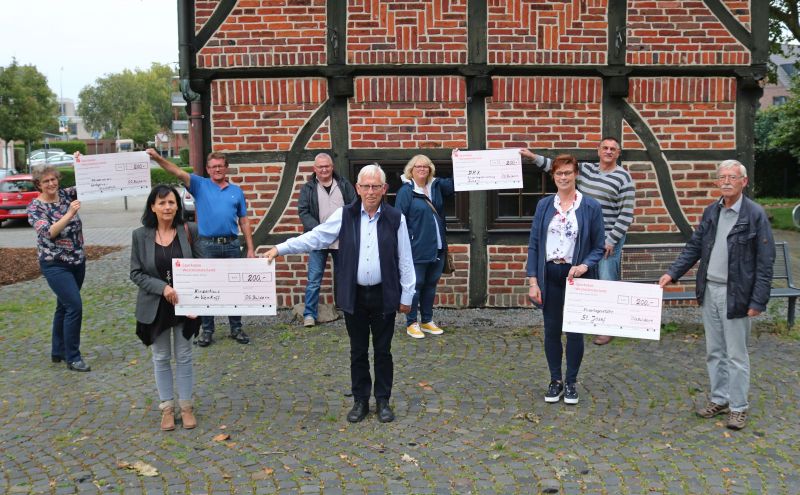 Vier Schecks über je 200 Euro übergab die Ortsgemeinschaft an Grundschule und Kitas (DZ-Foto: Wübbelt)