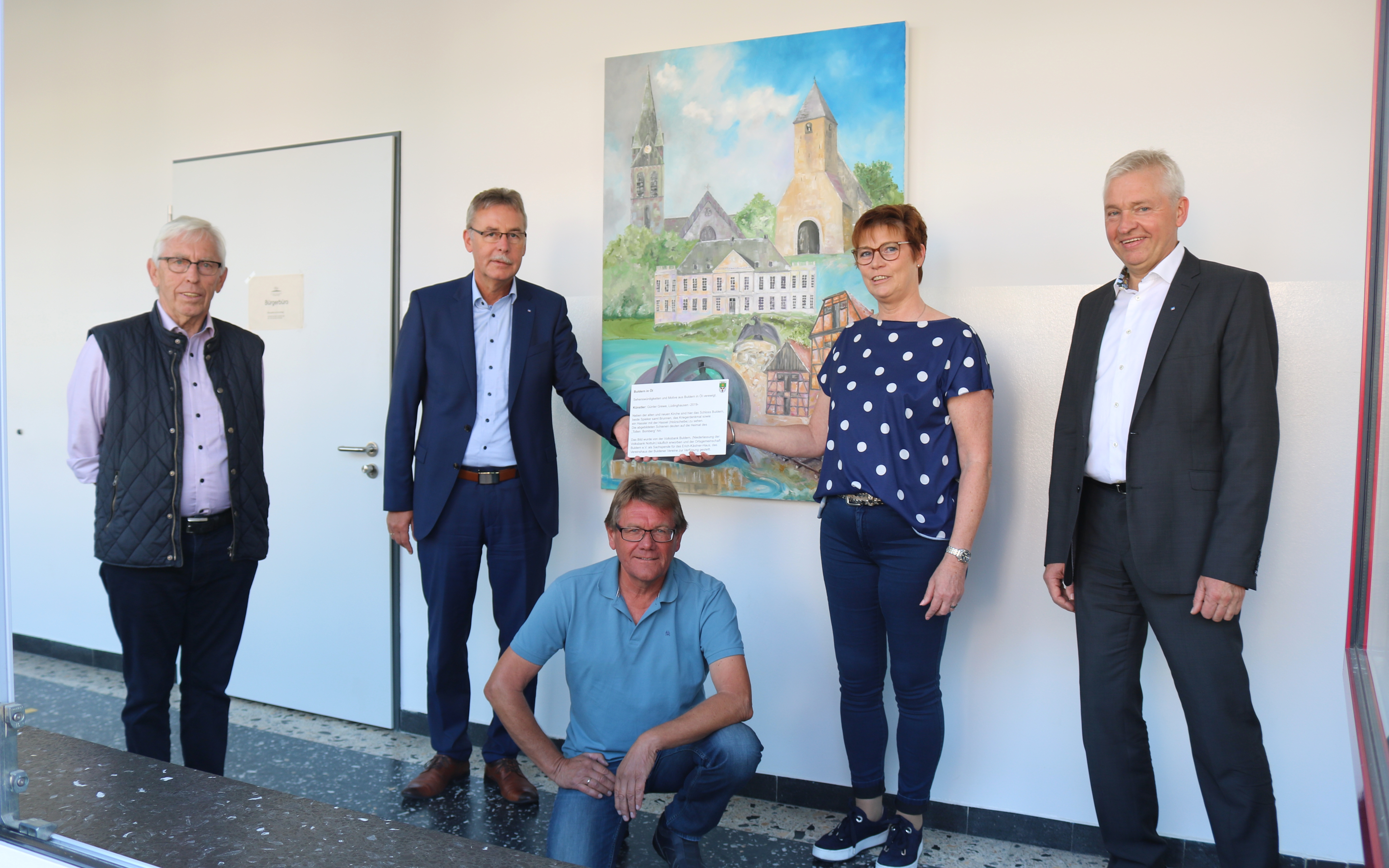 Das Bild mit Bulderner Motiven des Künstlers Günter Grewe wurde nun im Flur des Hauses für Bulderner Vereine aufgehangen. Zuvor hatte es in der Volksbank Buldern gehangen