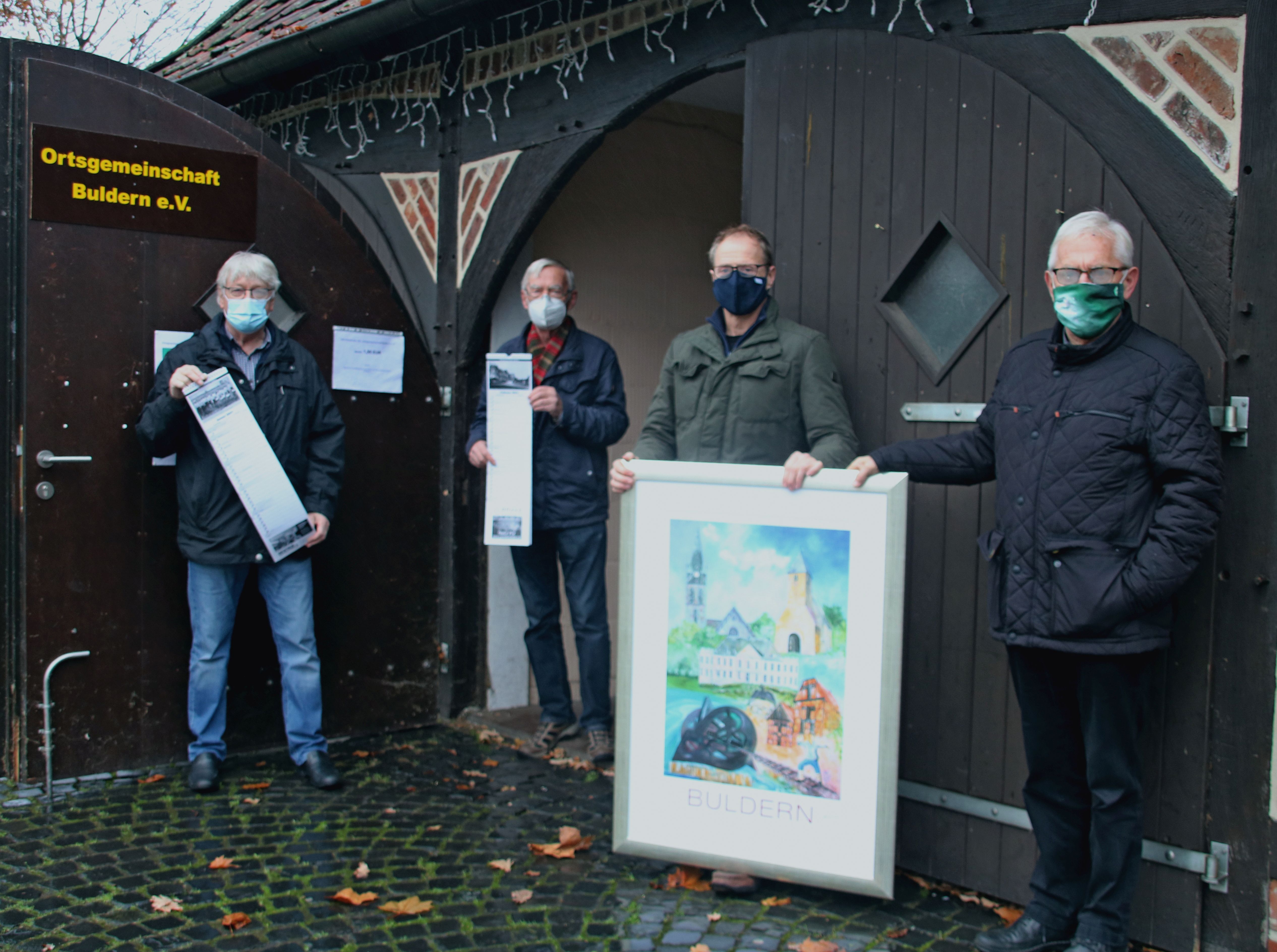 Die Ortsgemeinschaft Buldern hat auch für 2021 einen Buldern-Kalender aufgelegt, der ab sofort erhältlich ist. Zudem bietet Christoph Dujardin (2.v.r.) noch Kunstdrucke an. Ein Teil des Geldes geht an die Bulderner Vereine. (Foto: Barbara Wübbelt) Die Ortsgemeinschaft Buldern hat auch für 2021 einen Buldern-Kalender aufgelegt, der ab sofort erhältlich ist. Zudem bietet Christoph Dujardin (2.v.r.) noch Kunstdrucke an. Ein Teil des Geldes geht an die Bulderner Vereine. (Foto: Barbara Wübbelt)