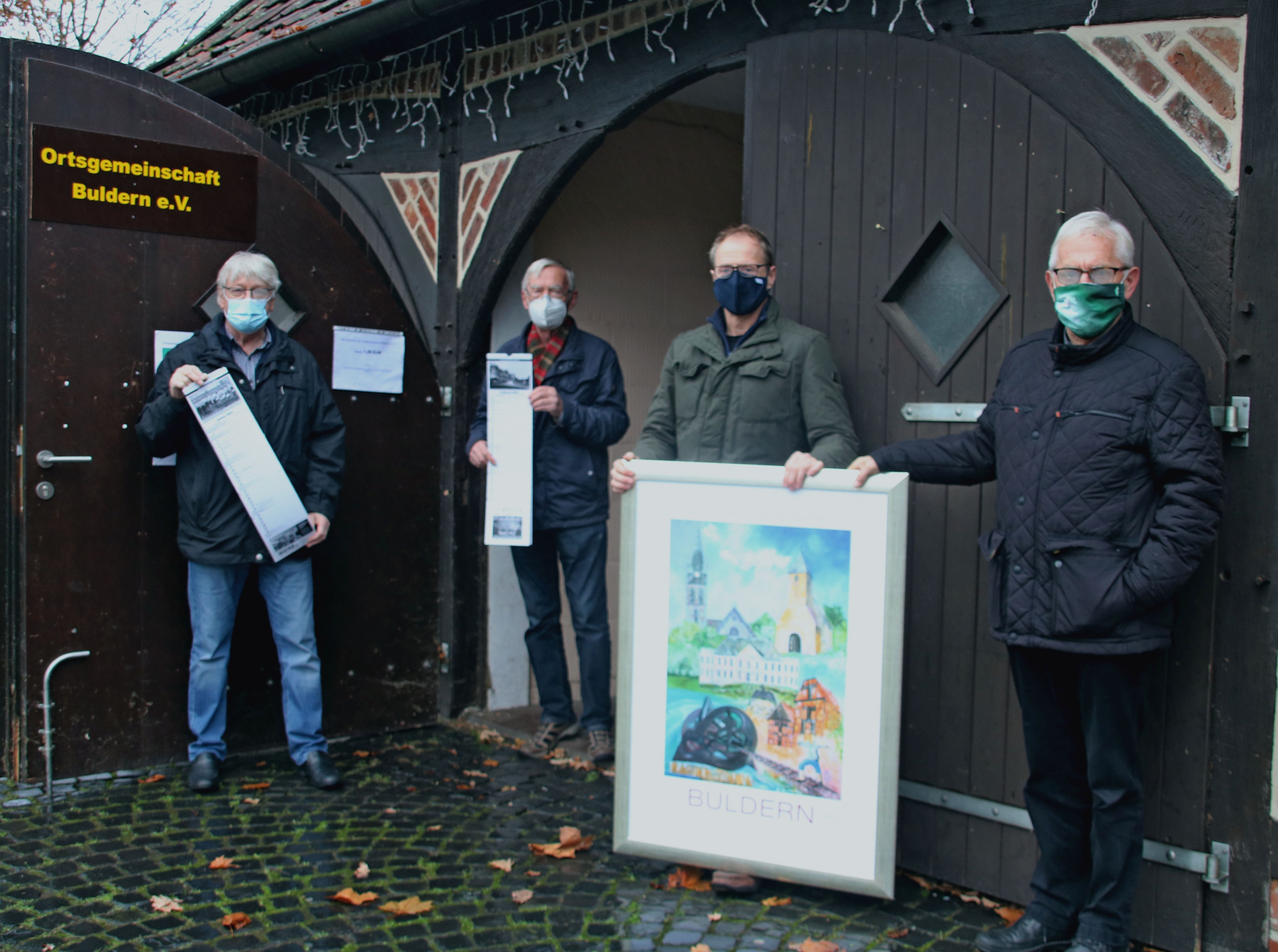 Die Ortsgemeinschaft Buldern hat auch für 2021 einen Buldern-Kalender aufgelegt, der ab sofort erhältlich ist. Zudem bietet Christoph Dujardin (2.v.r.) noch Kunstdrucke an. Ein Teil des Geldes geht an die Bulderner Vereine. (Foto: Barbara Wübbelt)