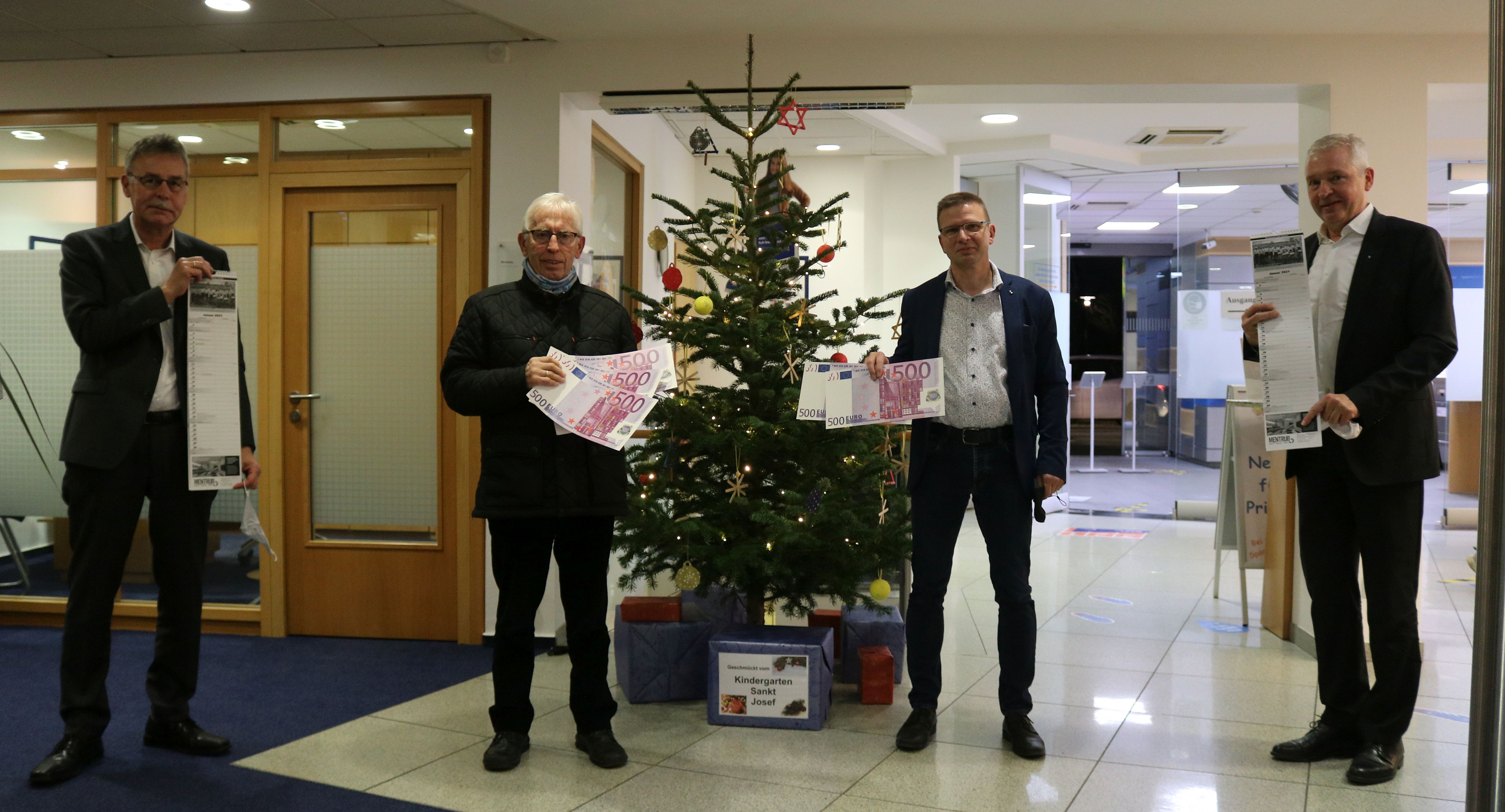 Reich beschert wurden Bernhard Lammers und Markus Goschütz (Mitte vl) von Helmut Kreuznacht und Martin Herding (r), beide Volksbank Buldern (DZ-Foto: privat)