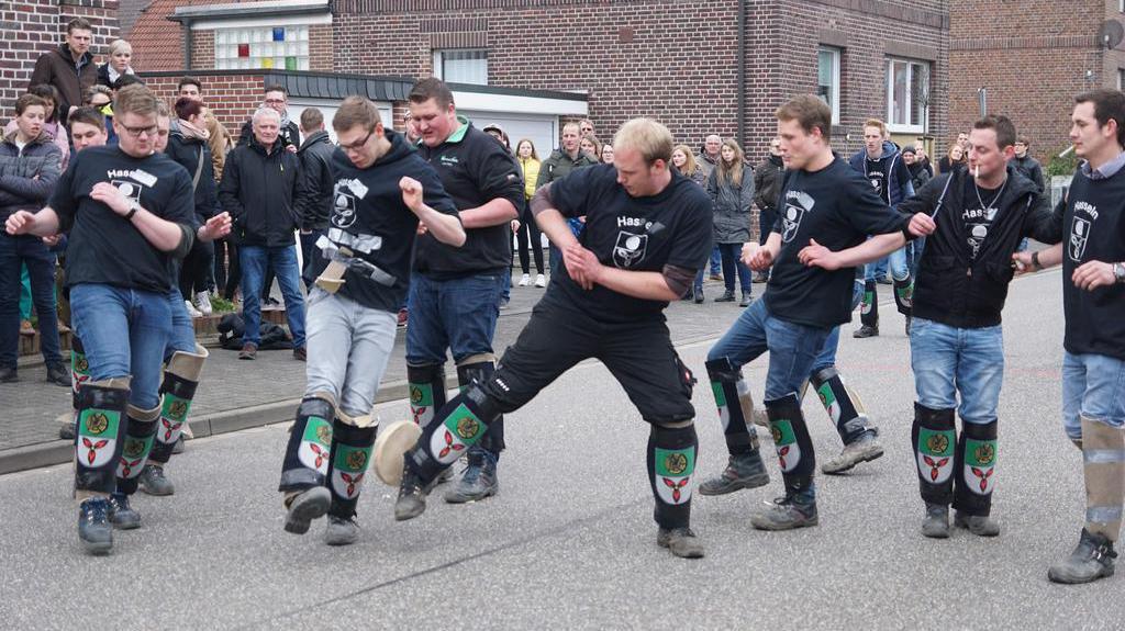 Beim Hasseln, hier ein Bild aus 2019, lässt sich der Mindestabstand nur schwer einhalten - ein Grund, warum die Ortsgemeinschaft die Oster-Tradition jetzt abgesagt hat. Foto: pah