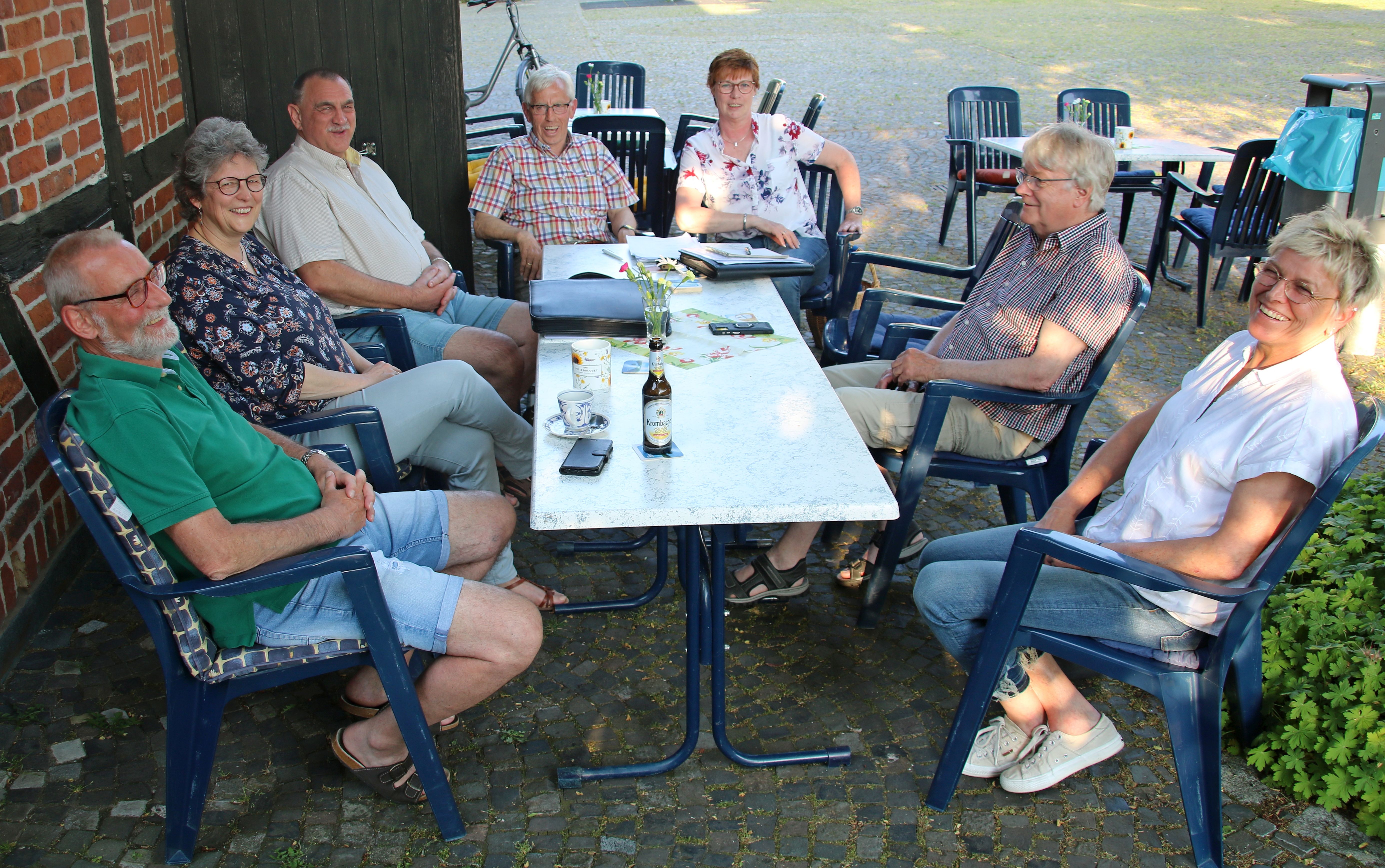 Der Vorstand der Ortsgemeinschaft Buldern tagte gut gelaunt unter freiem Himmel (DZ-Foto: Wübbelt)