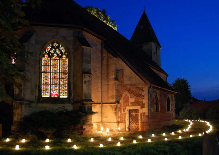 Die denkmalgeschützte Kirche wird wieder mit Licht in Szene gesetzt (DZ-Foto: wüb)