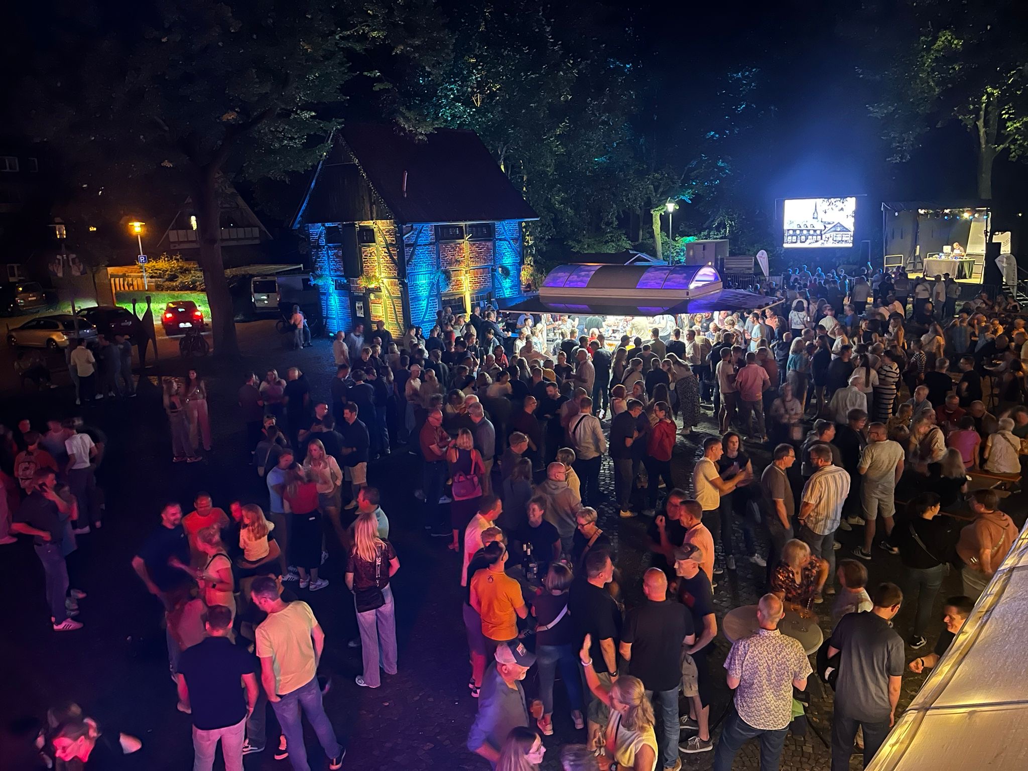 Ob tagsüber oder abends, an den Ständen oder Tischen: Beste Stimmung herrschte beim ersten Dorffest in Buldern.
