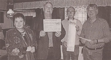 Barbara Hinsenhofen und Udo Mannefeld (2.v.l.) nahmen die Spende aus dem Kalenderverkauf von Hans Streitenberger und Hans Klöpper (r.) entgegen.