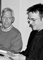 Pfarrer Ferdinand Hempelmann (r.) freute sich über das Geschenk von Bernhard Lammers. DZ-Fotos: Kerstan