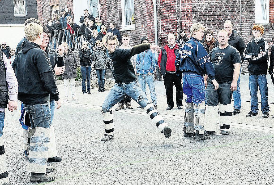 Auf der Nottulner Straße stehen sich am Ostersonntag die Junggesellen aus dem Westen und dem Osten Bulderns gegenüber, um den Sieger beim traditionellen Osterhasseln zu ermitteln. DZ-Foto: Hülsheger